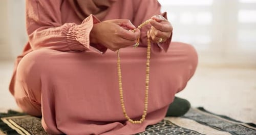 Islámicos, abalorios o manos de una mujer en oración a Dios con fe, devoción o adoración durante el Eid o el Ramadán