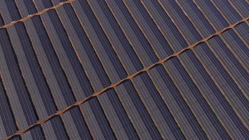 Vue aérienne d'une ferme solaire avec des panneaux photovoltaïques modernes à Lovech, en Bulgarie.