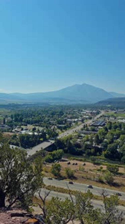 Vue verticale sur le sentier de randonnée et les collines de Red Hill Carbondale, Colorado, lumière de l'après-midi