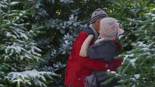 Couple d'hiver jetant la neige à l'extérieur