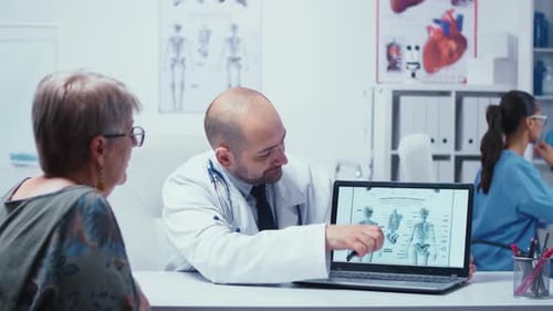 Arzt berät ältere Patienten zur Knochengesundheit