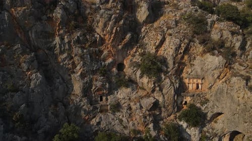 Luftbild Rocky Mountain mit mehreren künstlichen Höhlen