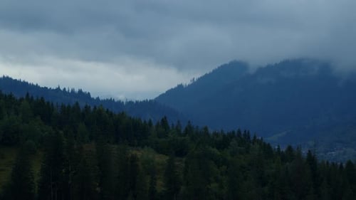 Zeitraffer dramatischer Wolken, die über einer Berglandschaft schweben
