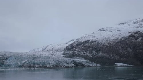 Gefrorene Landschaften der Glacier Bay im Winter