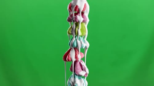 Nahaufnahme vieler kleiner Meringues auf grünem Chroma-Key-Hintergrund