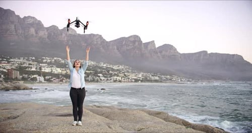 4k-Videomaterial eines jungen Mannes, der am Strand eine Drohne fliegt