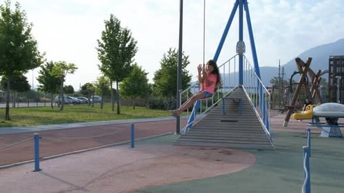 Das Kind hat Spaß auf dem Spielplatz