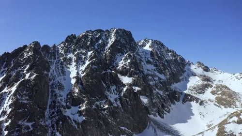 prise de vue aérienne par Drone des montagnes des Hautes Tatras en hiver en Slovaquie