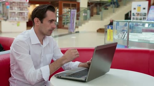 Hombre infeliz que usa una computadora portátil