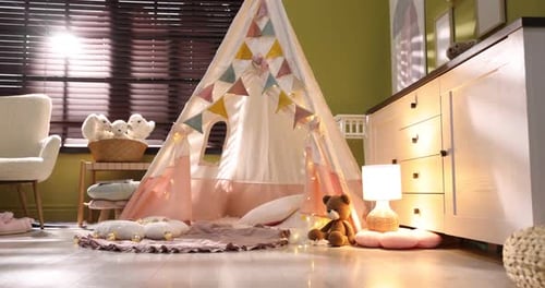 Joli wigwam, coussins et jouets dans la chambre d'enfant. La caméra se déplace vers la gauche