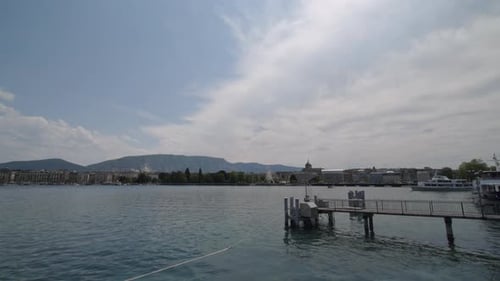 Ein kleiner Pier an einem Fluss in Genf, Schweiz