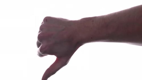 Gesto de signo de mano masculino con el pulgar hacia abajo aislado sobre un fondo blanco. - Foto de estudio