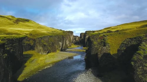 Drohnenaufnahme aus der Luft, Flug durch den Fjadragljufur-Canyon. Island, sonniger Tag,