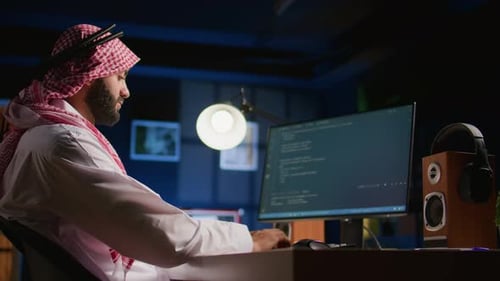 Mitarbeiter, die im Homeoffice arbeiten, schreiben Skriptcode