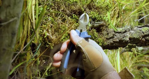 Vidéo verticale d'un soldat dégageant une grenade à l'aide d'un déclencheur