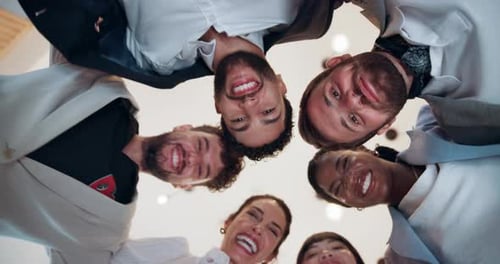 Collectivité, solidarité et visage des gens d'affaires au bureau pour le travail d'équipe, la fusion et la connexion B2B