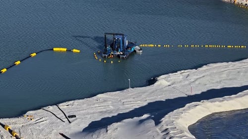 Luftaufnahme einer Sandbaggerpumpe, die in einem Baggersee für den Bergbau arbeitet
