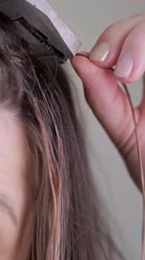 Remoção de extensões de cabelo usando solução e ferramenta profissional em salão de beleza por cabeleireiro qualificado