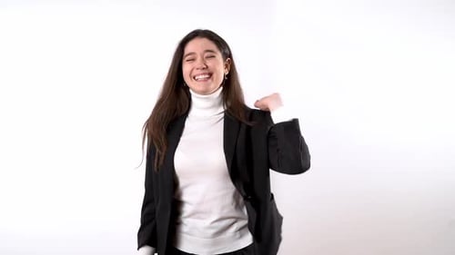 Elegante mujer feliz y expresiva sobre fondo blanco