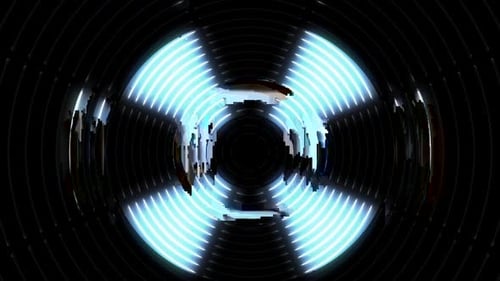 Des traînées de lumière bleue abstraites dynamiques dans une animation de tunnel sombre