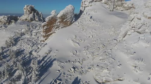 Vue aérienne de la tour et de la corniche en grès rouge sur la crête de Sheregesh au lever du soleil