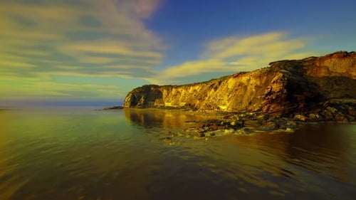 Coucher de soleil relaxant sur une mer calme avec des tons chauds et des eaux paisibles