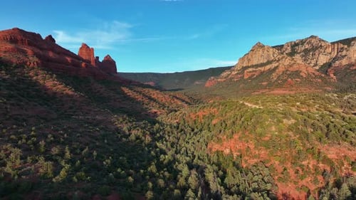 Sedimentäre Red Rock Mountains in Sedona, Arizona — Drohnenaufnahme aus der Luft