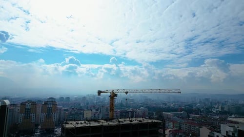 Turmdrehkran arbeitet auf einer mehrstöckigen Baustelle