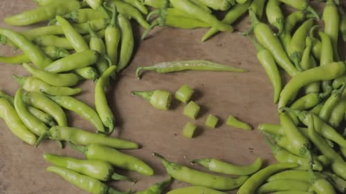pimiento verde sobre fondo de madera