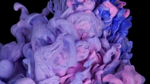 Fluid Art Exploration Bunte Mischung aus Tinte und Farbe, wodurch Wolkenmuster im Wasser entstehen, schwarzer Hintergrund