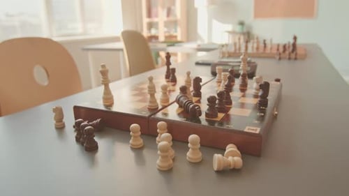 Überblick über das abgeschlossene Schachspiel auf Chessboard Indoors