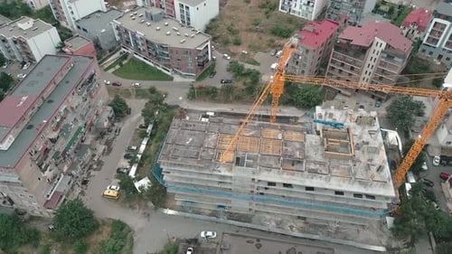 Grúa en el sitio de construcción de un edificio (vista panorámica)
