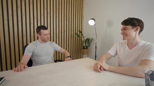 Connexion à travers les émotions en ligne et hors ligne dans une conversation