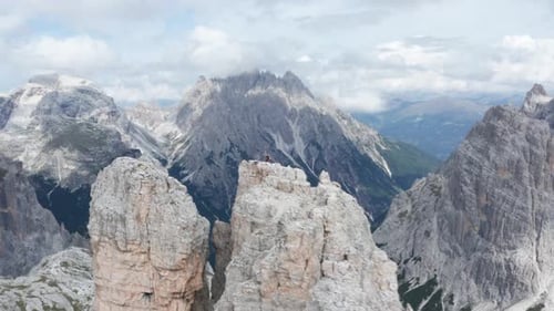 Vue aérienne épique d'un alpiniste au sommet de Torre di Toblin, Dolomites, Italie