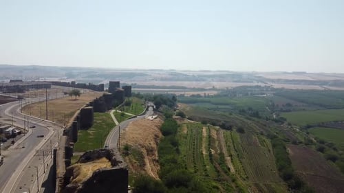 Les jardins de l'Hevsel et la forteresse de Diyarbakir