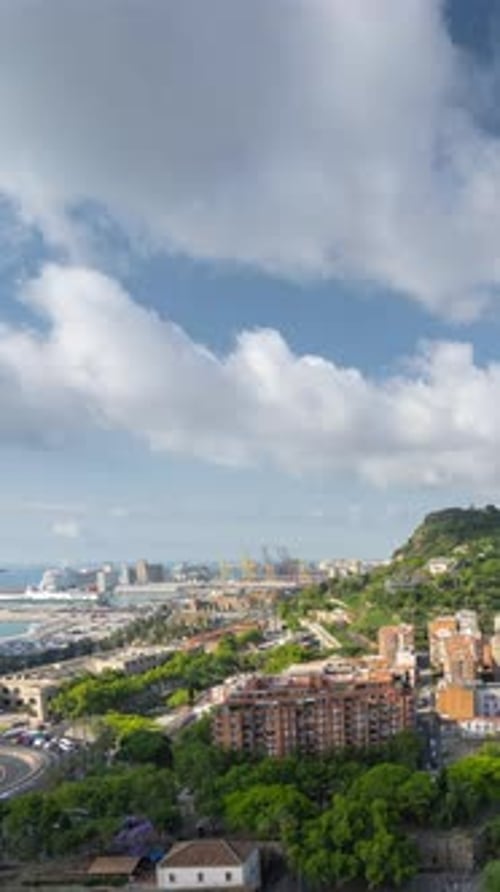 El horizonte del puerto y el puerto de Barcelona fotografiados desde un punto de vista alto en vertical
