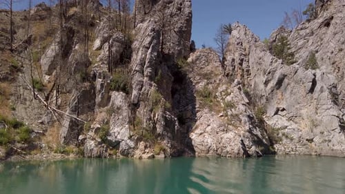 Penhascos de montanha no lago Green Canyon, barragem Oimapinar perto de Manavgat em Antalya, Turquia. Inclinação
para cima