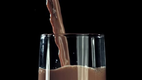 Heiße Schokolade wird in ein Glas gegossen, das mit einer Hochgeschwindigkeitskamera mit 1000 Bildern pro Sekunde gefilmt wurde