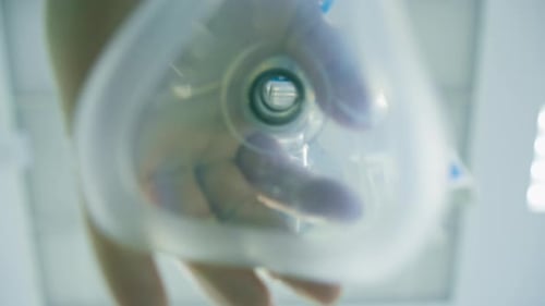 Der Arzt, der Anästhesist legt dem Patienten eine Maske zur Narkose während der Operation auf, Krankenhaus aus nächster Nähe