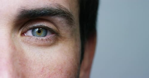 perfektes blaues Augenmakro in einer sterilen Umgebung und perfektes Sehen in Auflösung 6k, Konzept, das
