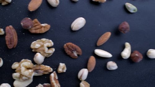Nusskaskade in Zeitlupe — Verschiedene Mandeln, Walnüsse, Pekannüsse, Cashewnüsse, Haselnüsse und Pistazien