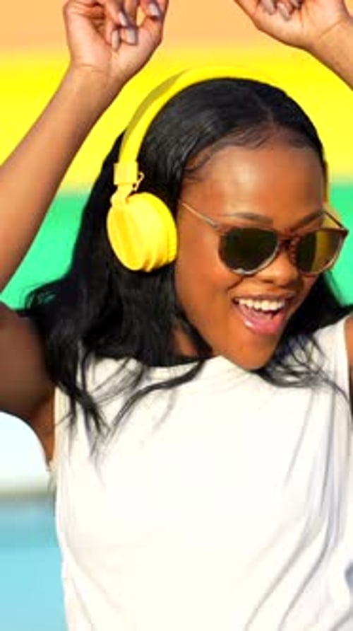 Femme africaine cool profitant du soleil dans un parc urbain