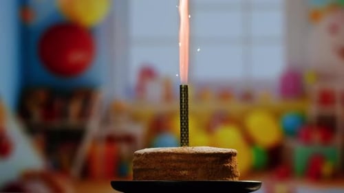 Frau, Kind, das Kerzen auf Geburtstagstorte bläst, Makro-Nahaufnahme einiger unbeleuchteter Kerzen und nur einer