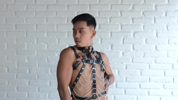Homosexual Con Traje De L tex Baila Frente A La C mara Cambiando De homosexual-con-traje-de-l-tex-baila-frente-a-la-c-mara-cambiando-de