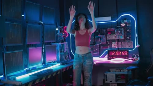 mujer levanta lentamente la cabeza, mira, la tecnología sigue evolucionando los límites