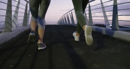Zwei attraktive und athletische junge Frauen trainieren in der Stadt