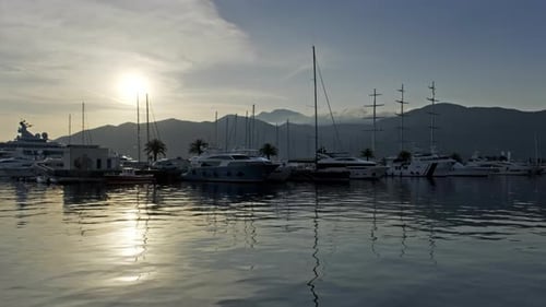 Yachts et bateaux à moteur amarrés au coucher du soleil