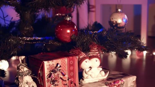 Vintage-Weihnachtsschmuck und Geschenke unter dem Baum