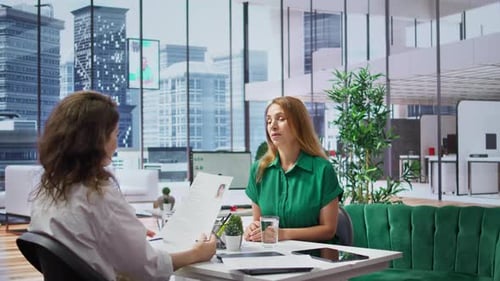 Le candidat présente son CV à un recruteur d'entreprise lors d'un entretien d'embauche structuré