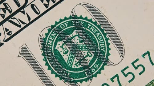 Fragment eines Hundert-Dollar-Scheins rotiert in Nahaufnahme